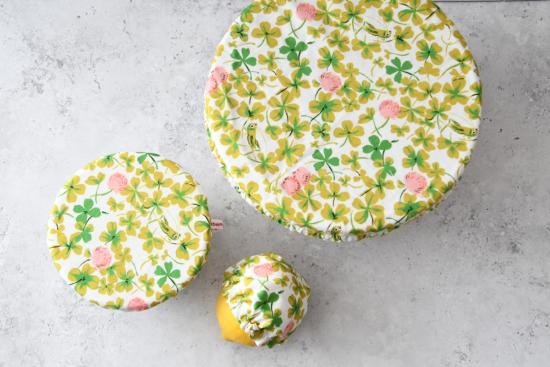 Preview: Schüsselhaube "Grashüpfer im Klee"