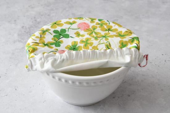 Schüsselhaube "Grashüpfer im Klee"