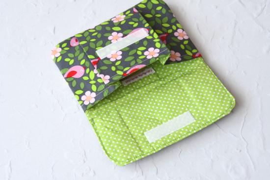 Täschchen mit Klettverschluss "Vögel und Blumen auf dunkelgrau"