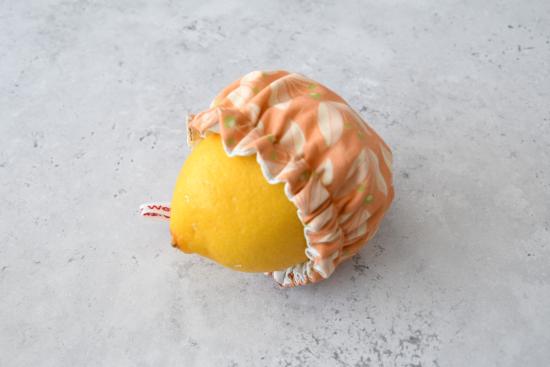 Schüsselhaube "Blätterranken auf Apricot"