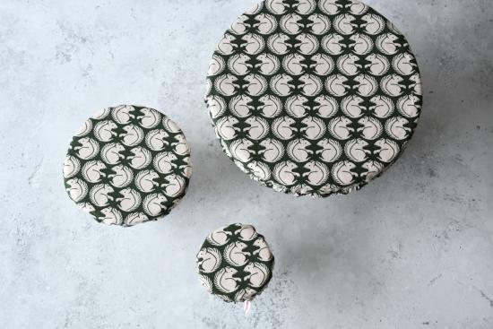 Preview: Schüsselhaube "Eichhörnchen auf dunkelgrün"