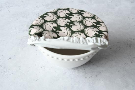 Schüsselhaube "Eichhörnchen auf dunkelgrün"