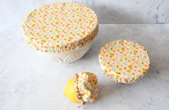 Preview: Schüsselhaube "Bunte Wiese auf hellgelb"