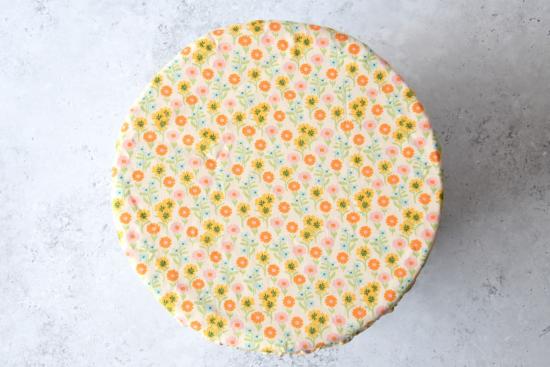 Preview: Schüsselhaube "Bunte Wiese auf hellgelb"