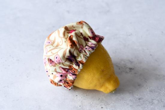 Preview: Schüsselhaube "Blumen auf creme"