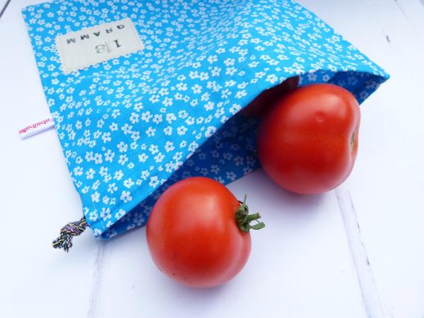 Allzweckbeutel "Weiße Streublumen auf blau"