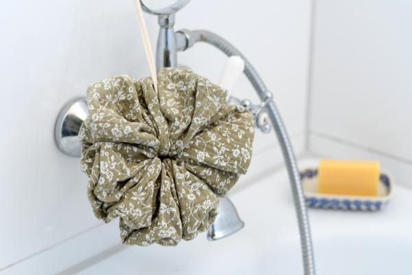 Duschschwamm "Weiße Blumen auf olivgrün"