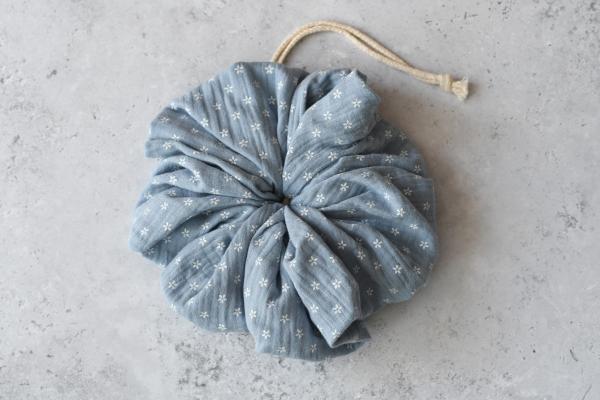 Duschschwamm "Weiße Mini-Blümchen auf blau"