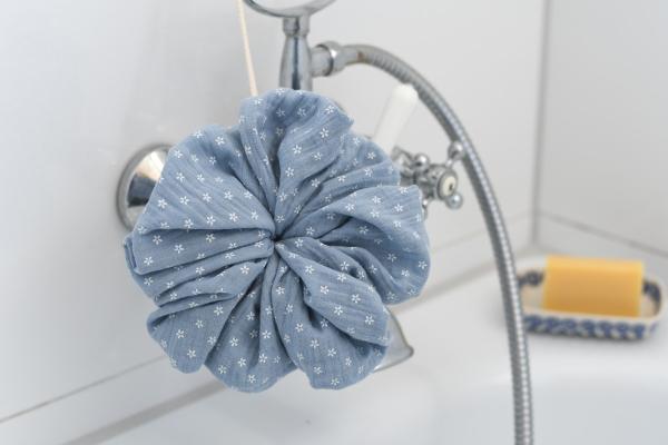 Duschschwamm "Weiße Mini-Blümchen auf blau"