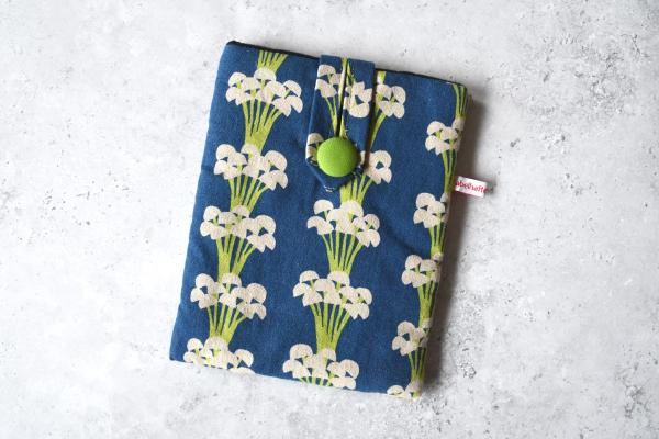 eBook-Reader-Tasche "Grafische Retroblumen auf blau"