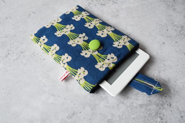 eBook-Reader-Tasche "Grafische Retroblumen auf blau"
