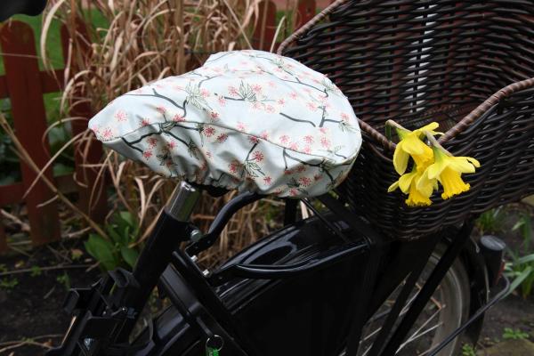 Fahrradsattelüberzug "Kirschblüten auf hellblau"