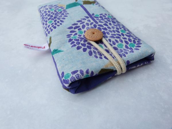 Handytasche "Wolf im lila Obstgarten"