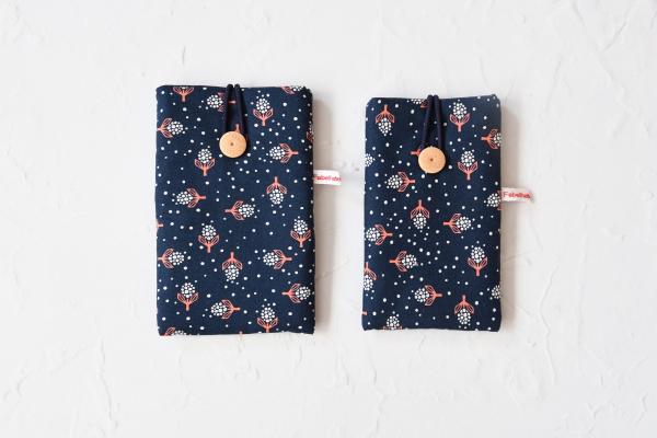 Handytasche "Abstrakte Blumen auf dunkelblau"