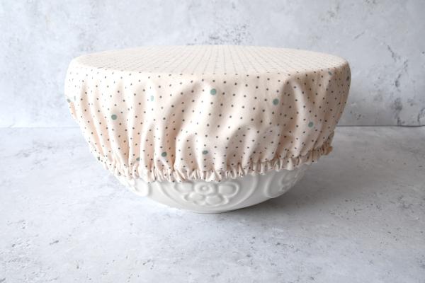 Schüsselhaube XL "Kleine Punkte auf hellrosa"