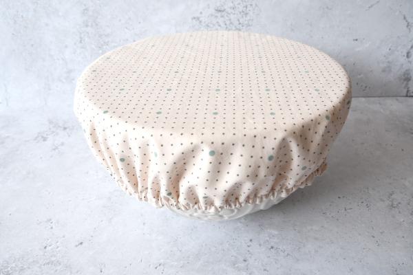 Schüsselhaube XL "Kleine Punkte auf hellrosa"