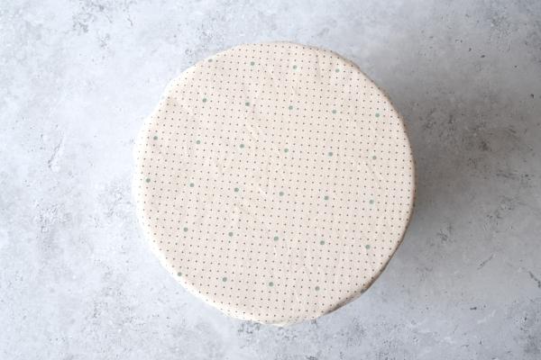 Schüsselhaube XL "Kleine Punkte auf hellrosa"