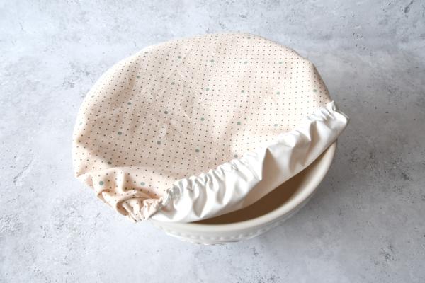 Schüsselhaube XL "Kleine Punkte auf hellrosa"