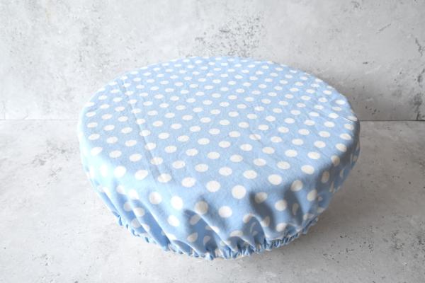 Schüsselhaube XL "Weiße Punkte auf hellblau"