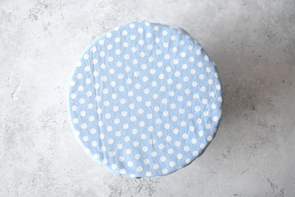 Schüsselhaube XL "Weiße Punkte auf hellblau"