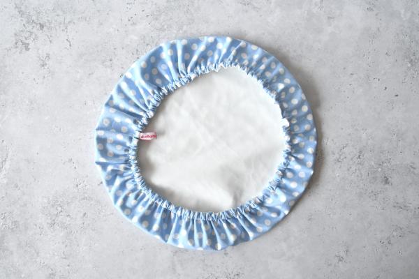 Schüsselhaube XL "Weiße Punkte auf hellblau"