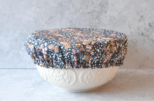 Schüsselhaube XL "Wiese auf blau"