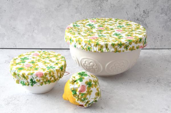 Schüsselhaube "Grashüpfer im Klee"