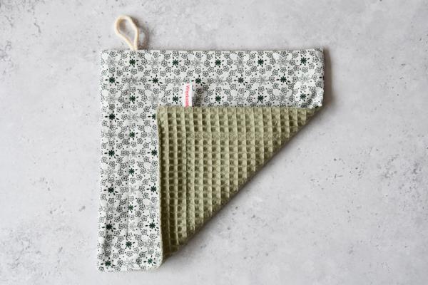 Spüllappen, Reinigungstuch - "Grünes Blumenmuster auf weiß"