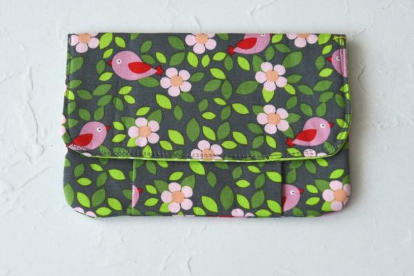 Täschchen mit Klettverschluss "Vögel und Blumen auf dunkelgrau"