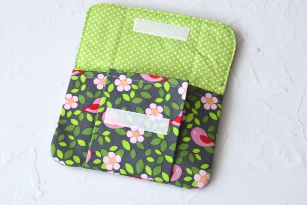 Täschchen mit Klettverschluss "Vögel und Blumen auf dunkelgrau"