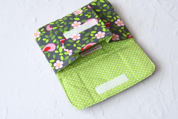Täschchen mit Klettverschluss "Vögel und Blumen auf dunkelgrau"