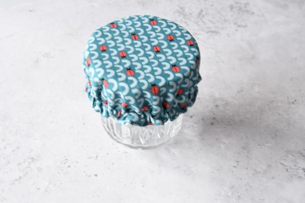 Schüsselhaube "Marienkäfer auf blau"