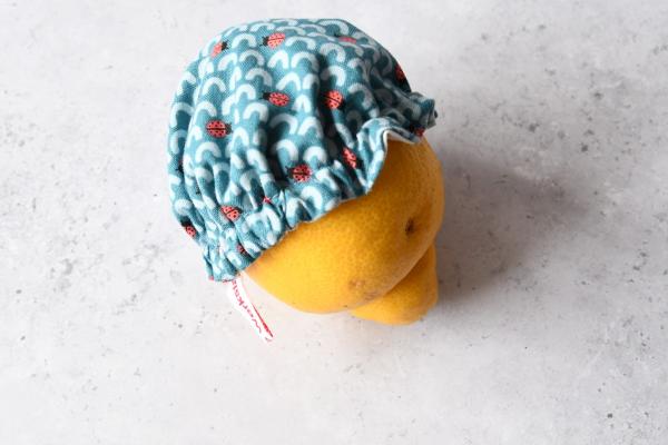 Schüsselhaube "Marienkäfer auf blau"