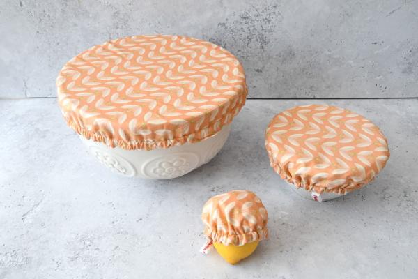 Schüsselhaube "Blätterranken auf Apricot"