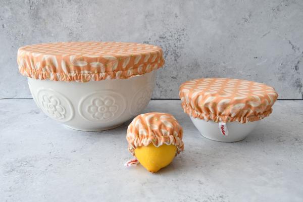 Schüsselhaube "Blätterranken auf Apricot"