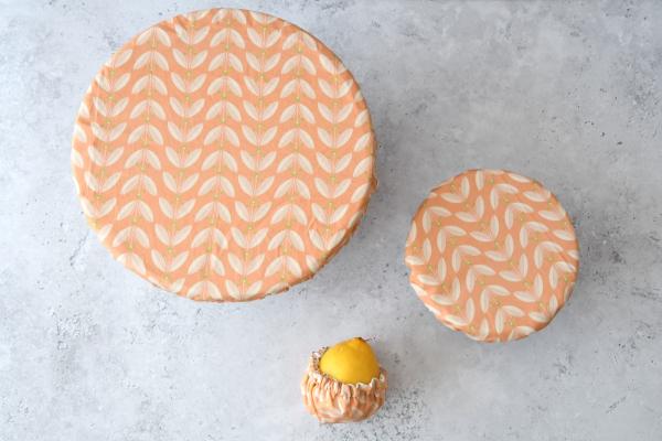 Schüsselhaube "Blätterranken auf Apricot"