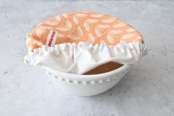 Schüsselhaube "Blätterranken auf Apricot"