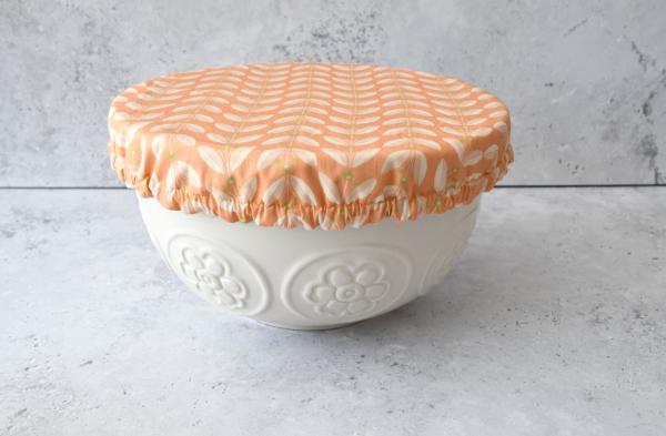 Schüsselhaube "Blätterranken auf Apricot"
