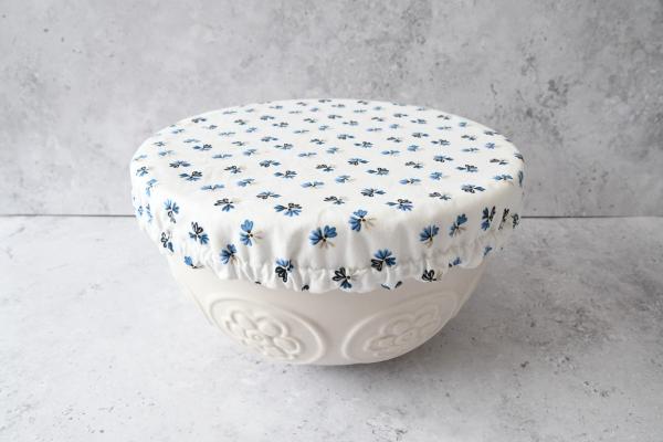 Schüsselhaube "Blaue Blümchen auf weiß"