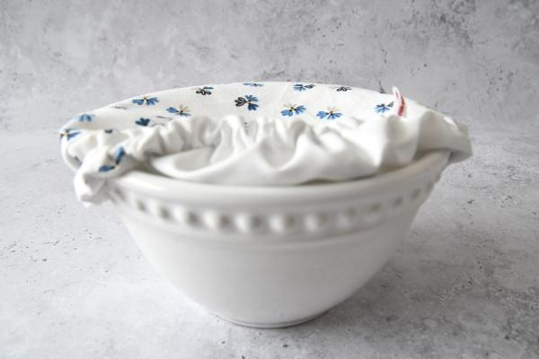 Schüsselhaube "Blaue Blümchen auf weiß"