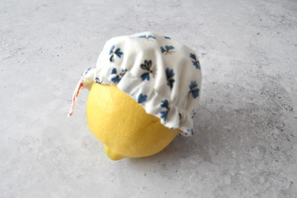Schüsselhaube "Blaue Blümchen auf weiß"