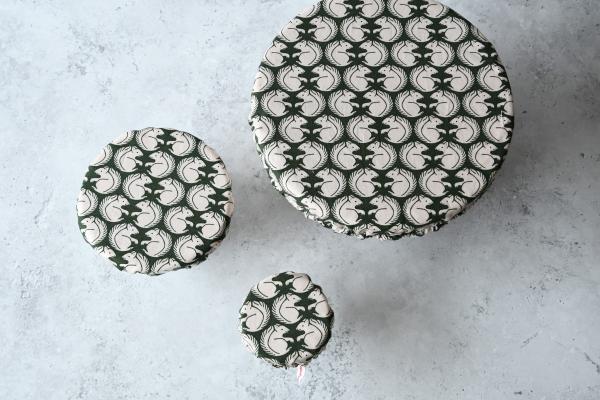 Schüsselhaube "Eichhörnchen auf dunkelgrün"