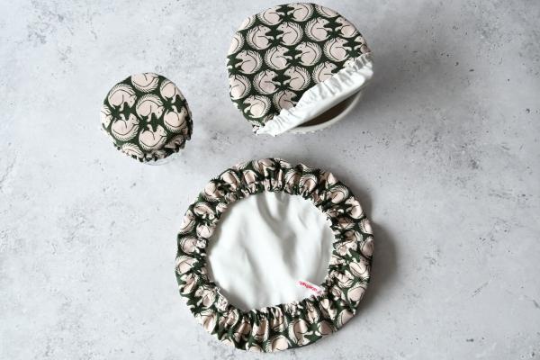 Schüsselhaube "Eichhörnchen auf dunkelgrün"