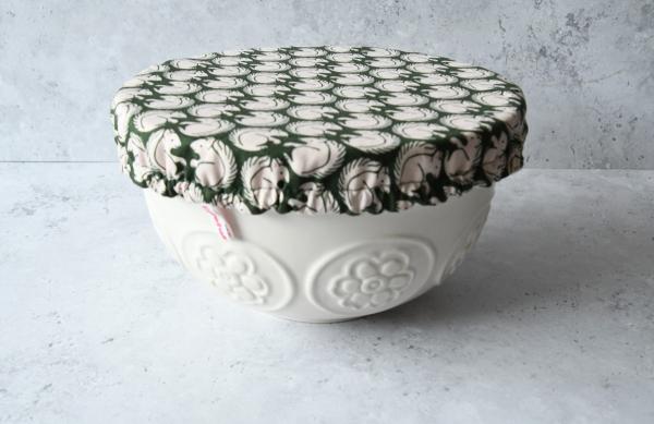 Schüsselhaube "Eichhörnchen auf dunkelgrün"