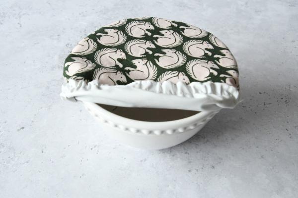 Schüsselhaube "Eichhörnchen auf dunkelgrün"