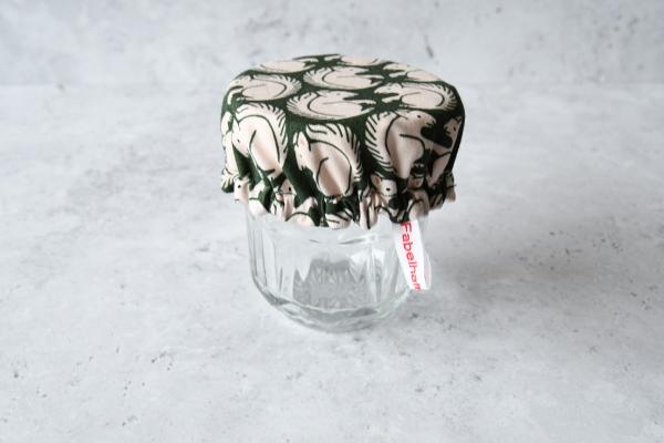 Schüsselhaube "Eichhörnchen auf dunkelgrün"