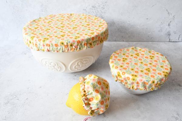 Schüsselhaube "Bunte Wiese auf hellgelb"