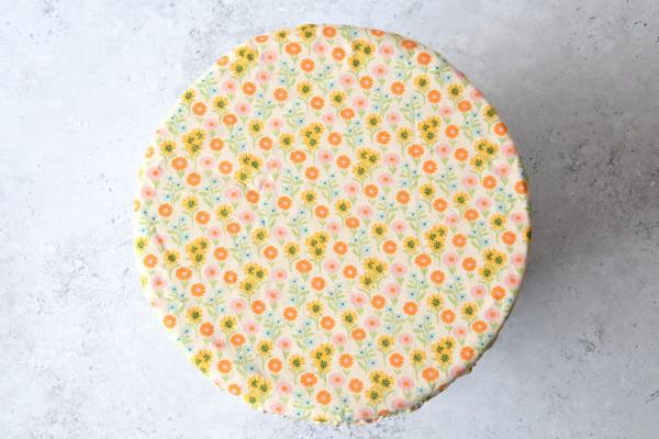 Schüsselhaube "Bunte Wiese auf hellgelb"