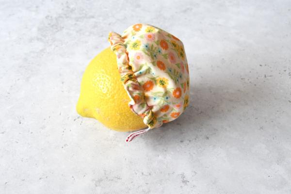 Schüsselhaube "Bunte Wiese auf hellgelb"